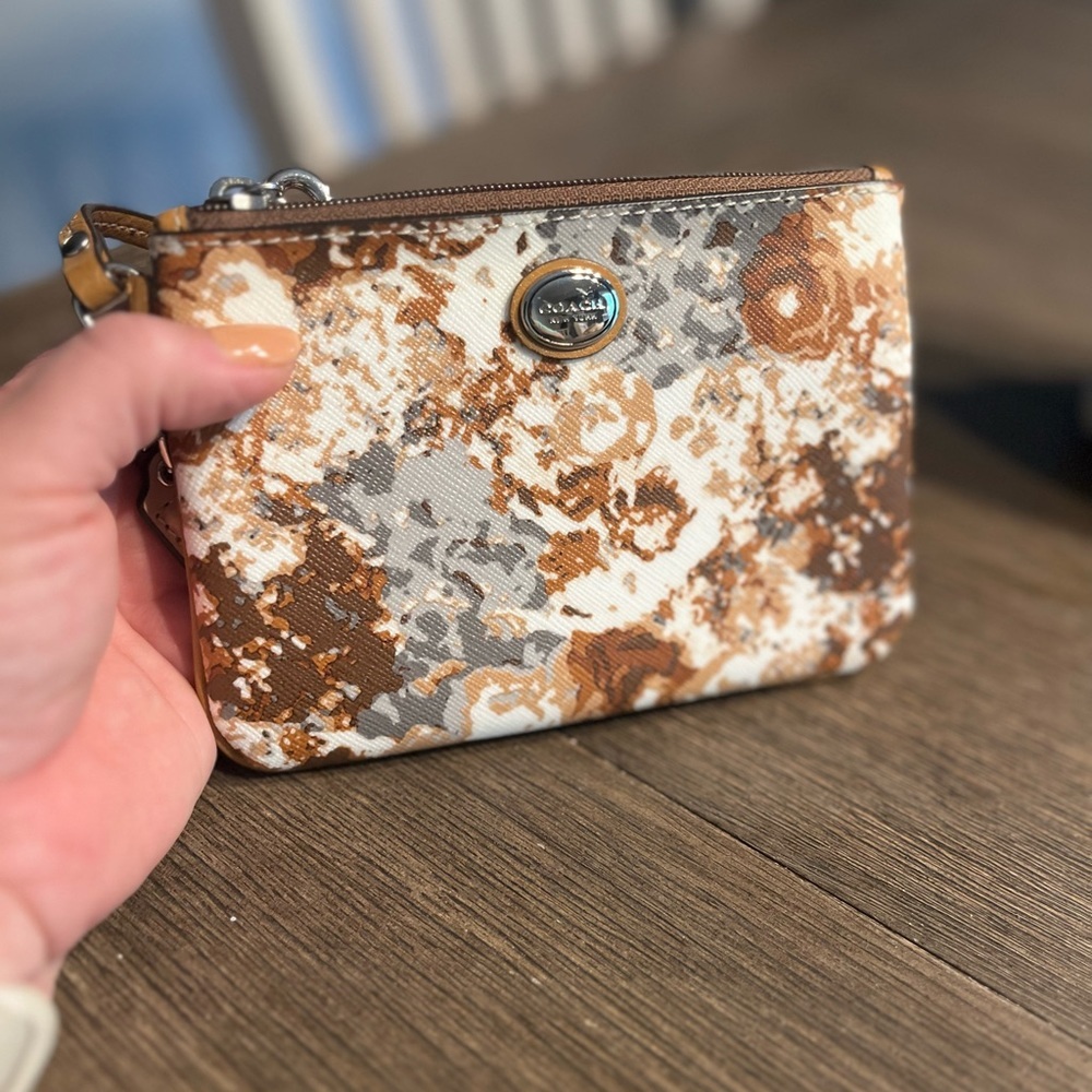 Cute! Coach Wristlet - Picture 9 of 12